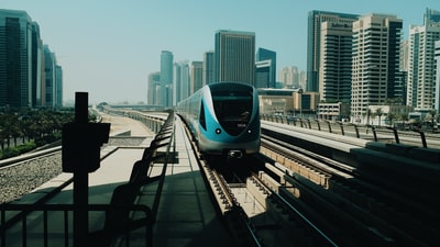 铁路上的蓝色和黑色火车
